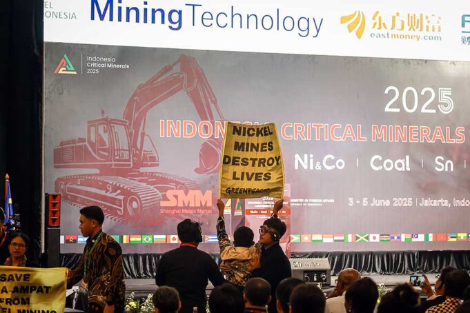 Aktivis Greenpeace Gelar Aksi Kritik Industrialisasi di Konferensi Nikel Internasional