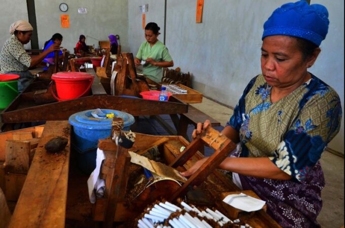 Cukai Hasil Tembakau Urung Dinaikkan, Siapa yang Diuntungkan? Pemerintah urung menaikkan cukai hasil tembakau di tahun 2026. (Sumber: Pusat Studi Kependudukan dan Kebijakan UGM)