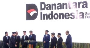 Waste to Energy di Indonesia: Danantara Siap Jalankan, Surabaya Sudah Lebih Dulu Waste to Energy semakin ramai di Indonesia. Danantara targetkan investasi Rp2–3 triliun per unit di 33 kota. Surabaya sudah lebih dulu lewat PLTSa Benowo, meski WALHI catat ada lonjakan polusi udara.