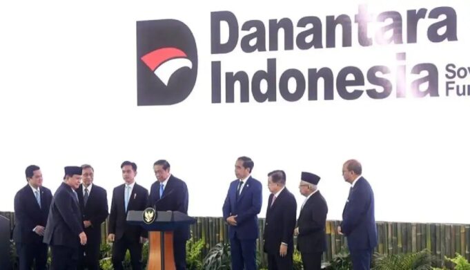 Waste to Energy di Indonesia: Danantara Siap Jalankan, Surabaya Sudah Lebih Dulu Waste to Energy semakin ramai di Indonesia. Danantara targetkan investasi Rp2–3 triliun per unit di 33 kota. Surabaya sudah lebih dulu lewat PLTSa Benowo, meski WALHI catat ada lonjakan polusi udara.