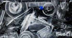 Hujan di Jakarta Terpapar Mikroplastik? Yuk Manfaatkan Sampah Plastik Jadi Lebih Berguna Sampah plastik dapat menjadi mikroplastik. (Sumber: Freepik)