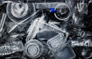 Hujan di Jakarta Terpapar Mikroplastik? Yuk Manfaatkan Sampah Plastik Jadi Lebih Berguna Sampah plastik dapat menjadi mikroplastik. (Sumber: Freepik)