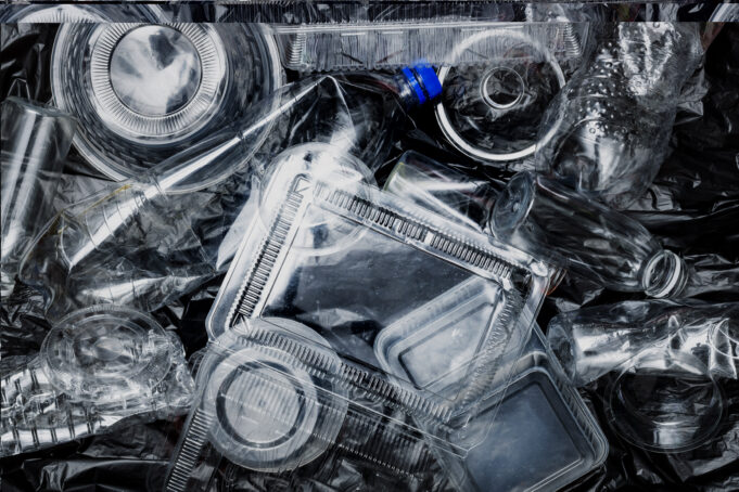 Hujan di Jakarta Terpapar Mikroplastik? Yuk Manfaatkan Sampah Plastik Jadi Lebih Berguna Sampah plastik dapat menjadi mikroplastik. (Sumber: Freepik)