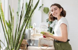 Eco Lifestyle Sebuah Gaya Hidup Hijau di Tengah Kota Menerapkan Eco Lifestyle untuk hidup yang lebih berkelanjutan. (Sumber: Freepik)