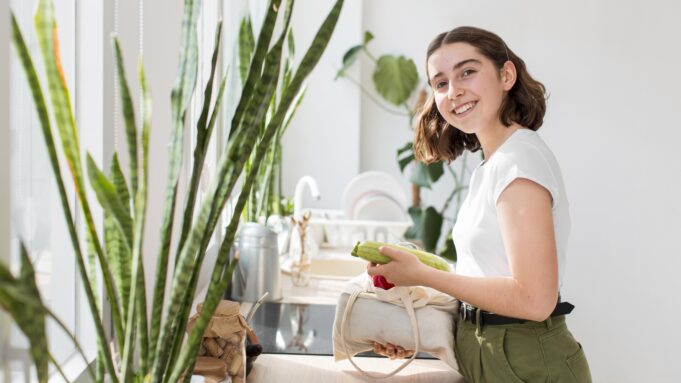 Eco Lifestyle Sebuah Gaya Hidup Hijau di Tengah Kota Menerapkan Eco Lifestyle untuk hidup yang lebih berkelanjutan. (Sumber: Freepik)