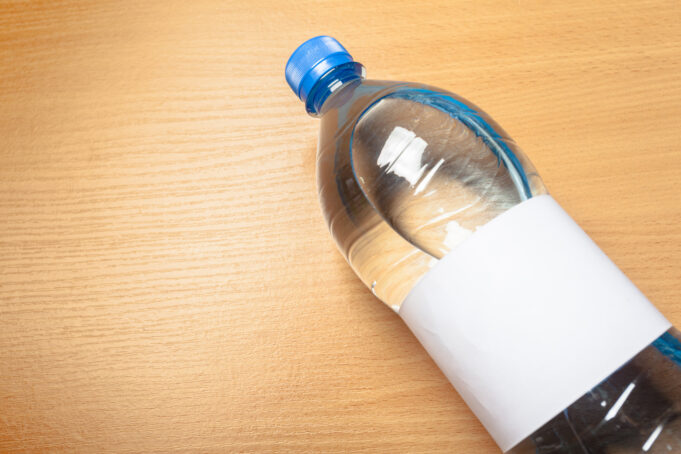 Ini Arti Warna Tutup Botol Air Mineral di Indonesia Warna tutup botol air mineral memiliki arti yang berbeda-beda. (Sumber: Freepik)