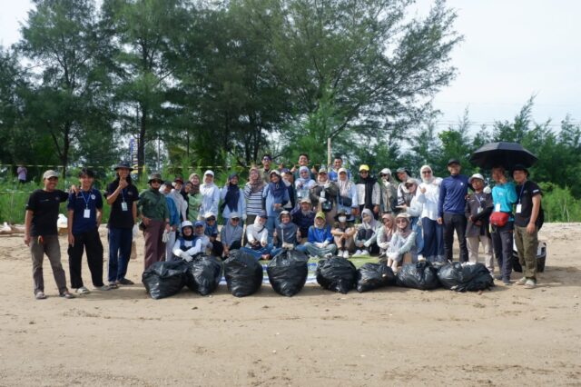 Komunitas Nayo Dolan dan Yayasan Bakau.mu Gelar Aksi “Pahlawan Pantai” di Tuban (Dok. Istimewa) Komunitas Nayo Dolan dan Yayasan Bakau.mu Gelar Aksi “Pahlawan Pantai” di Tuban (Dok. Istimewa)