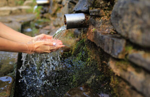 Perjalanan Air hingga Menjadi Mata Air Perjalanan Air hingga Menjadi Mata Air (Pngtree)