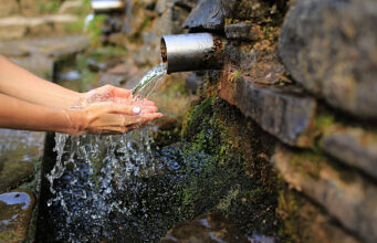 Perjalanan Air hingga Menjadi Mata Air Perjalanan Air hingga Menjadi Mata Air (Pngtree)