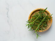 Urban Gardening di Dapur untuk Hunian Kecil dan Estetik Rosemary dapat digunakan sebagai tanaman urban gardening. (Sumber: Freepik)