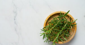 Urban Gardening di Dapur untuk Hunian Kecil dan Estetik Rosemary dapat digunakan sebagai tanaman urban gardening. (Sumber: Freepik)