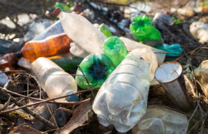 Ironi Darurat Sampah: Tubuh Diminta Sehat dalam Lingkungan yang Sakit Indonesia mengalami darurat sampah. (Sumber: Freepik).