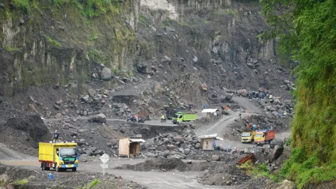 Tambang Ilegal Mulai Menggerus Gunung Merapi Tambang Ilegal Mulai Menggerus Merapi (Kompas.id)