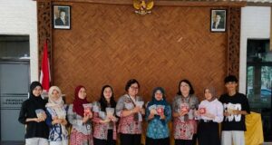 Poliwangi Latih Pelaku Usaha Desa Tambong Optimalkan Penggunaan Vacuum Sealer Poliwangi Latih Pelaku Usaha Desa Tambong Optimalkan Penggunaan Vacuum Sealer (Sumber: Istimewa)