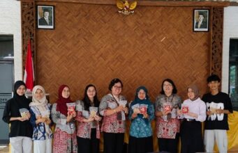 Poliwangi Latih Pelaku Usaha Desa Tambong Optimalkan Penggunaan Vacuum Sealer Poliwangi Latih Pelaku Usaha Desa Tambong Optimalkan Penggunaan Vacuum Sealer (Sumber: Istimewa)